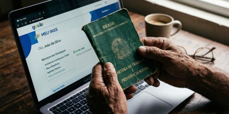 Idosos podem pedir revisão do INSS e aumentar a aposentadoria em até R$ 450 por mês