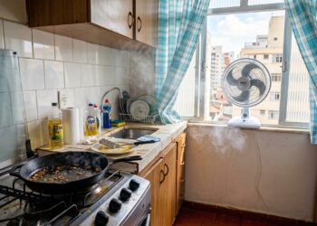 Fritou algo e o cheiro tomou a casa? Alguns hábitos simples ajudam o ar a voltar ao normal