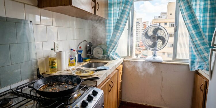 Fritou algo e o cheiro tomou a casa? Alguns hábitos simples ajudam o ar a voltar ao normal