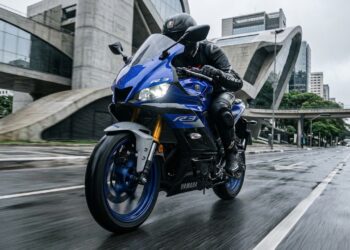 Yamaha tem esportiva de 300cc por cerca de R$ 22 mil com motor bicilíndrico e painel esportivo