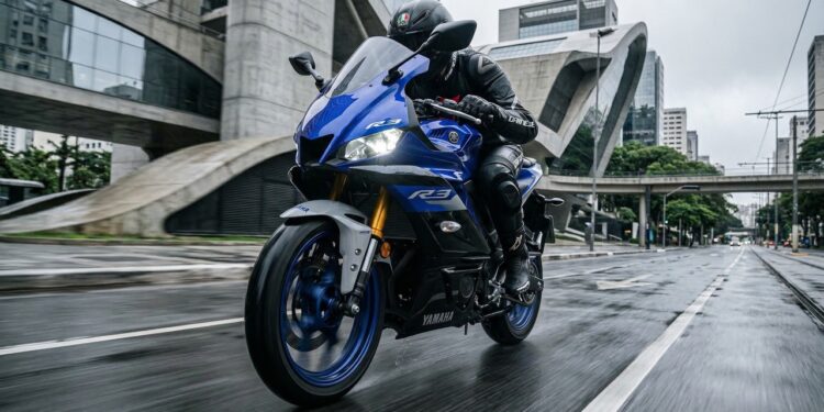 Yamaha tem esportiva de 300cc por cerca de R$ 22 mil com motor bicilíndrico e painel esportivo