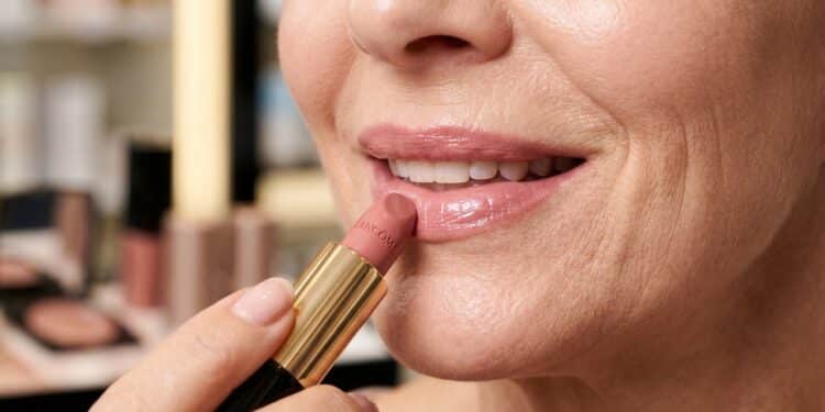 4 batons baratinhos a partir de 20 reais hidratam lábios maduros e ajudam a suavizar linhas finas após os 50 anos