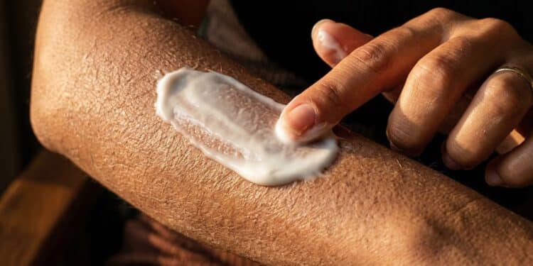 3 cremes de R$ 20 estão salvando peles ressecadas e virando queridinhos no Brasil