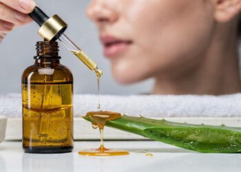 Sérum caseiro de babosa e mel: como hidratar e clarear manchas na pele