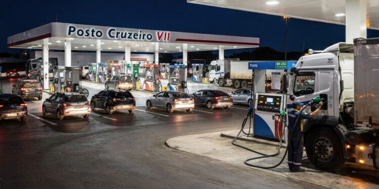 Maior posto de gasolina do Brasil opera 32 bombas e mantém hotel de 84 quartos em área de 200 mil metros quadrados