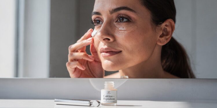 Fórmulas acessíveis de farmácia viram tendência e colocam cremes para área dos olhos entre os favoritos do skincare