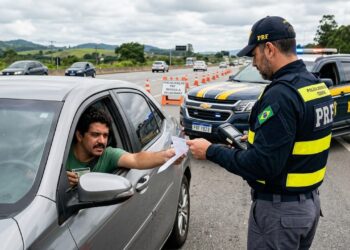 4 infrações que podem suspender sua CNH na hora e gerar multa de R$ 2.934,70 em 2026
