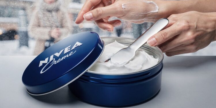 Creme NIVEA da latinha azul: o clássico multifuncional na rotina de 2026