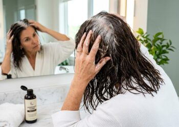 Tchau, fios grisalhos: os 6 shampoos matizadores mais eficientes para a raiz