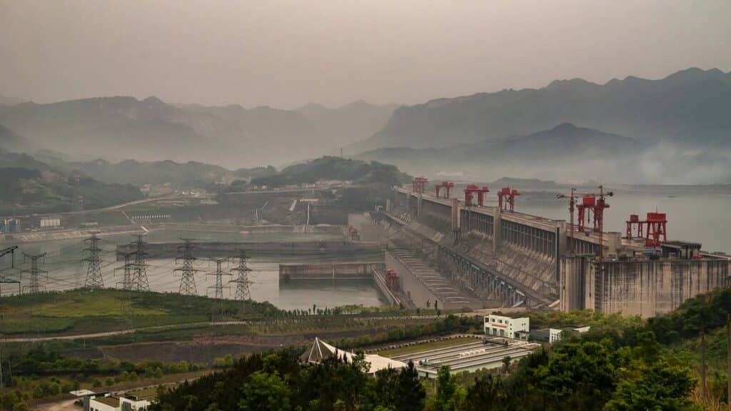 A maior hidrelétrica do mundo tem 185 metros e deslocou 1,3 milhão de pessoas para sair do papel