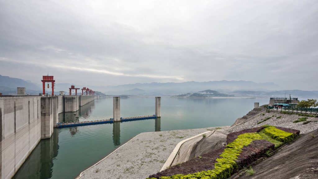 A maior hidrelétrica do mundo tem 185 metros e deslocou 1,3 milhão de pessoas para sair do papel