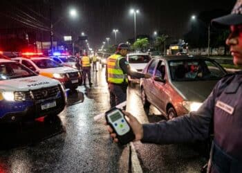 Motoristas que dirigirem nessas condições podem pagar multa de R$ 2.934,70