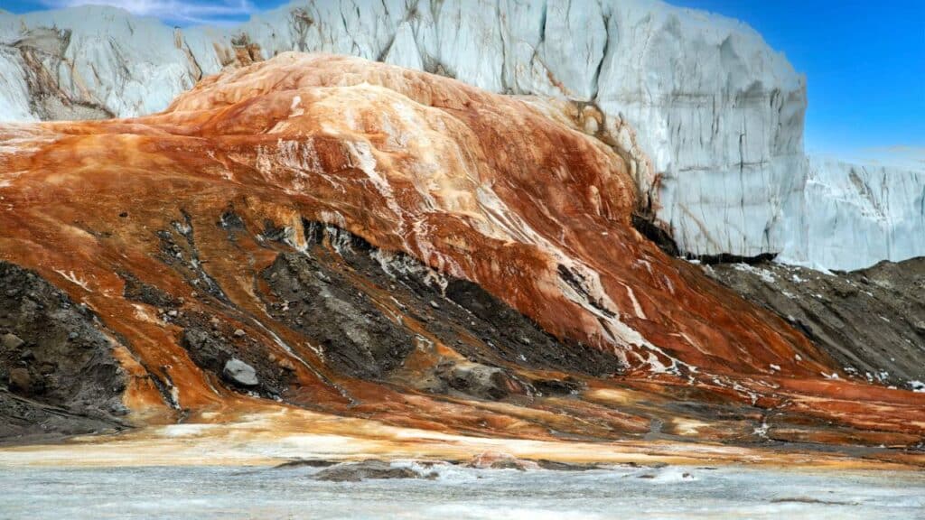 A cachoeira de sangue da Antártida esconde um fenômeno raro sob uma geleira