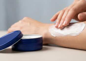 Dermatologistas revelam segredo do creme da lata azul de 114 anos e surpreendem até os concorrentes