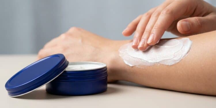 Dermatologistas revelam segredo do creme da lata azul de 114 anos e surpreendem até os concorrentes