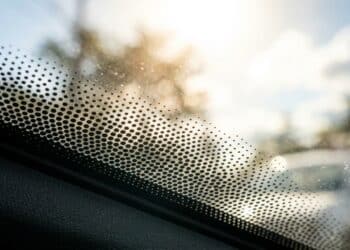 O detalhe dos pontinhos no vidro do carro que quase ninguém percebe e melhora o conforto ao dirigir