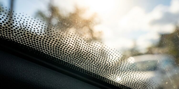 O detalhe dos pontinhos no vidro do carro que quase ninguém percebe e melhora o conforto ao dirigir