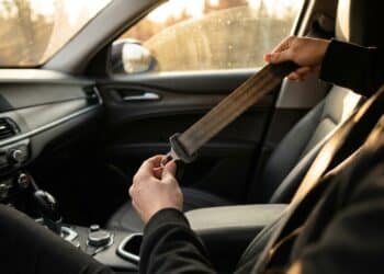 Motoristas que não usam esse item obrigatório podem receber multa de R$ 195,23 e 5 pontos na CNH