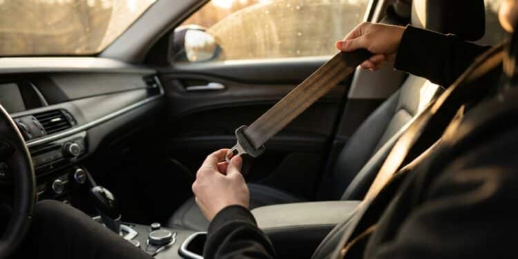 Motoristas que não usam esse item obrigatório podem receber multa de R$ 195,23 e 5 pontos na CNH