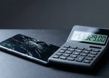 Quanto custa trocar a tela do celular nos modelos premium mais novos da Apple e Samsung e qual é mais caro