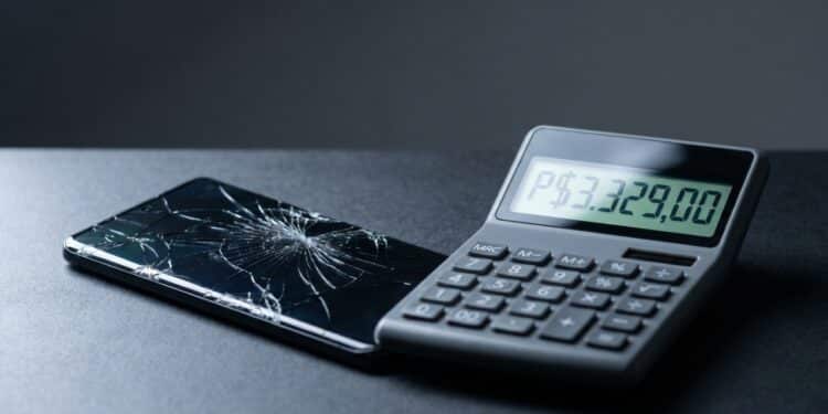 Quanto custa trocar a tela do celular nos modelos premium mais novos da Apple e Samsung e qual é mais caro