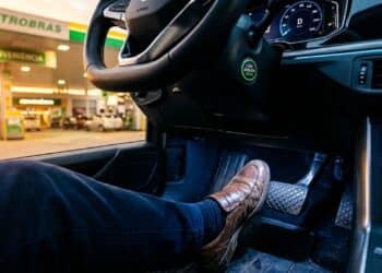 Somente motoristas inteligentes sabem desse truque na embreagem para economizar na gasolina