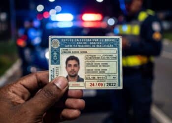 Dirigir com esse documento vencido há mais de 30 dias gera multa de R$ 293,47 e 7 pontos na carteira