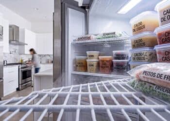 Por que manter seu congelador cheio pode ajudar a economizar energia