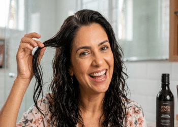 Shampoo tonalizante para cobrir a raiz em casa: o que ele faz de verdade nos fios brancos