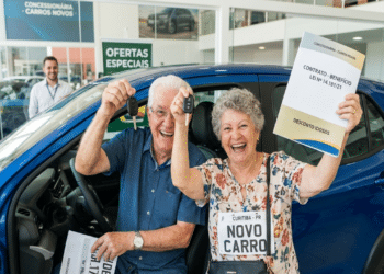 Idosos podem comprar carro zero quilômetro com preço reduzido após nova lei que amplia benefícios no país