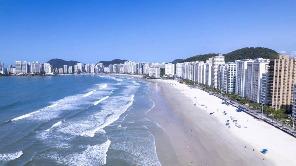 A Pérola do Atlântico que abriga a única praia da América do Sul com 16 anos seguidos de selo internacional