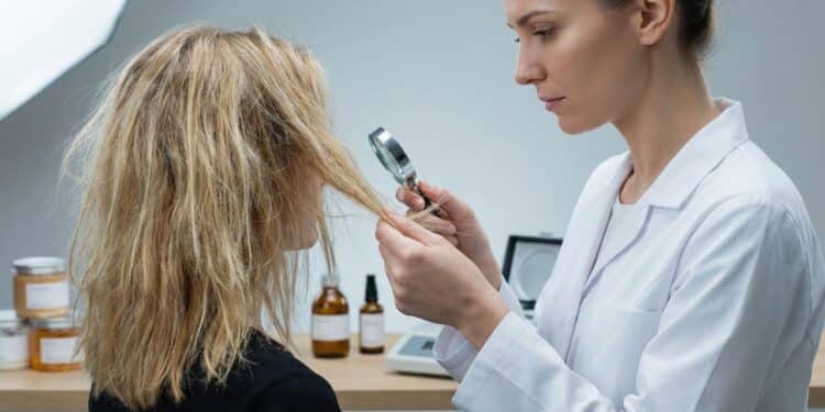 Usar demais química no cabelo pode enfraquecer a saúde do cabelo e aumentar a porosidade em até 4 vezes, alerta estudo da USP