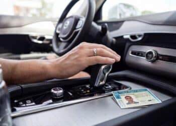 Motoristas podem pagar quase R$ 600 de multa com nova lei ao dirigir automático sem CNH adequada