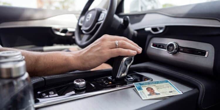 Motoristas podem pagar quase R$ 600 de multa com nova lei ao dirigir automático sem CNH adequada