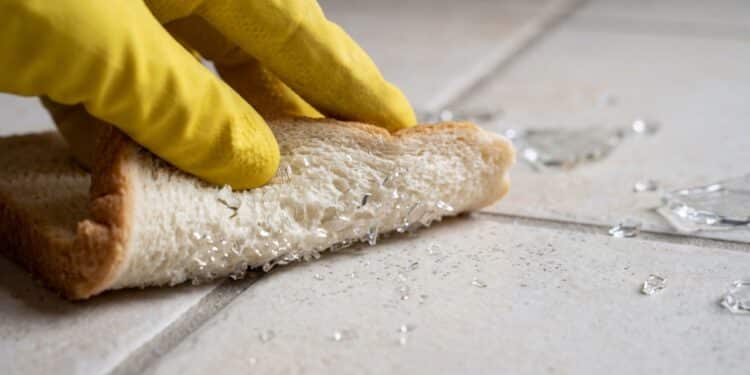 Nem pano seco, nem vassoura: o truque com pão de forma que ajuda a pegar cacos de vidro pequenos que a vassoura deixa para trás