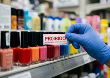 Anvisa proíbe cosméticos após risco à saúde e manda retirar produtos