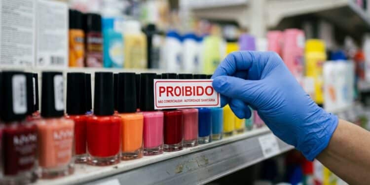 Anvisa proíbe cosméticos após risco à saúde e manda retirar produtos