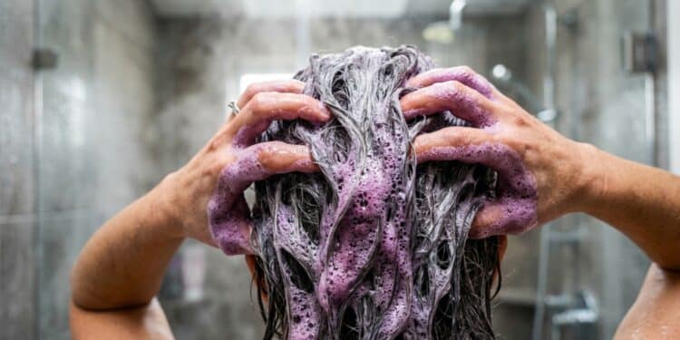 Novos shampoos tonalizantes cobrem fios brancos em apenas 20 minutos com fórmula vegana e rendem até duas aplicações por semana
