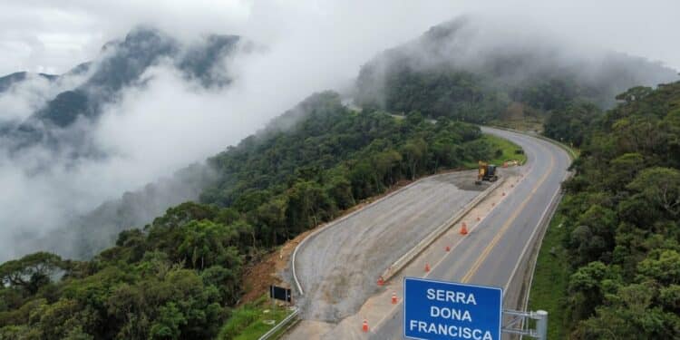 As obras na Serra Dona Francisca chegaram a 75% de execução com implantação de áreas de escape em trecho sensível de Santa Catarina