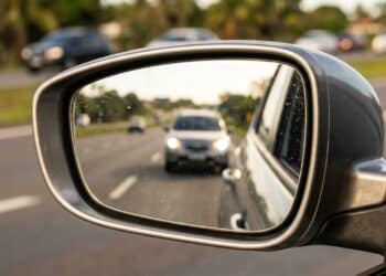 Reflexos da estrada pelo retrovisor