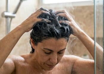 Adeus, fios brancos: essa técnica cobre 100% da raiz dos cabelos grisalhos em apenas 3 a 7 minutos