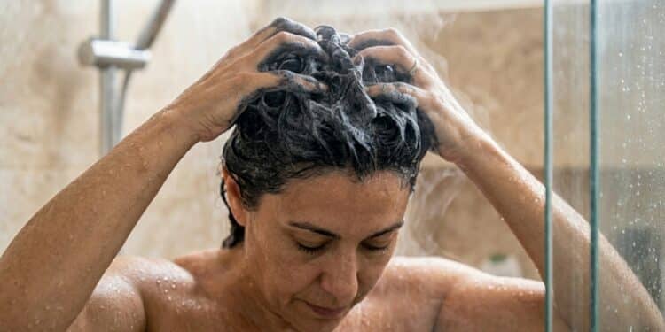 Adeus, fios brancos: essa técnica cobre 100% da raiz dos cabelos grisalhos em apenas 3 a 7 minutos