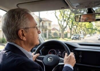 Motoristas com mais de 60 anos terão prazo especial para renovar a CNH após nova regra no Brasil