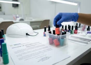 Anvisa barra produtos de unhas com químicos perigosos vendidos no mercado