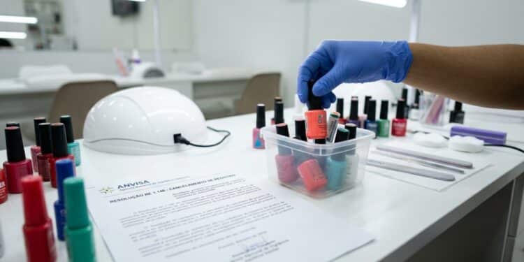 Anvisa barra produtos de unhas com químicos perigosos vendidos no mercado