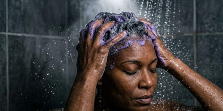 Shampoo de farmácia vira a alternativa preferida para camuflar fios brancos em casa sem gastar no salão