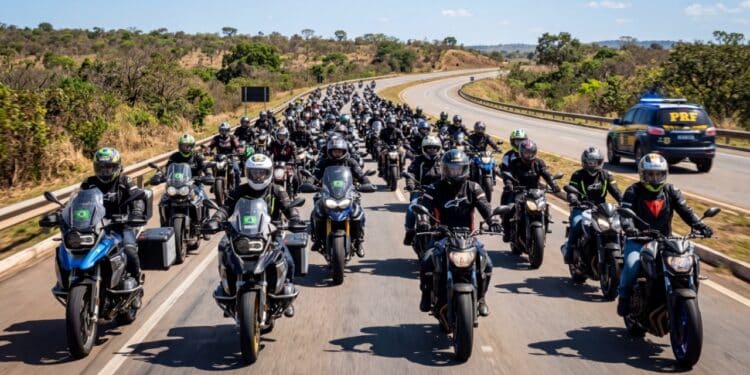 PRF aplica multa a 500 motociclistas e valor total passa de R$ 1 milhão por viagens não permitidas