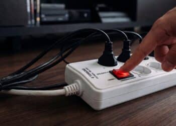 Adeus desperdício silencioso: esse hábito simples ajuda a reduzir a conta de luz em casa