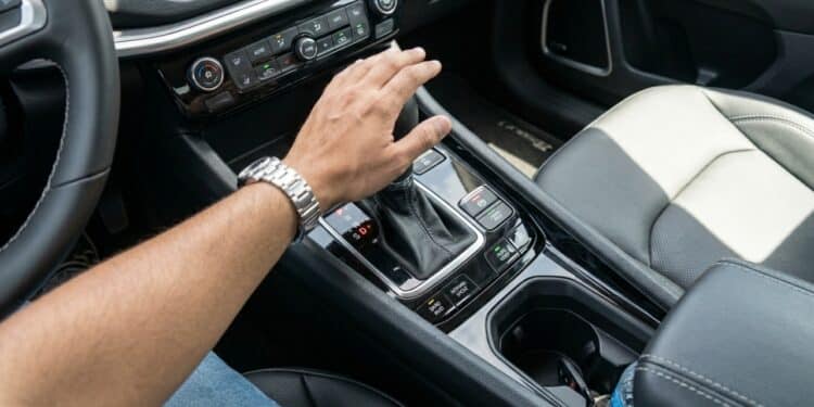 Nova lei traz multa de quase R$ 600 para quem dirigir veículos automáticos sem habilitação