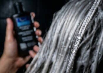 Shampoo tonalizante cobre até 80% dos cabelos brancos em 5 minutos com opções de farmácia a partir de R$ 21